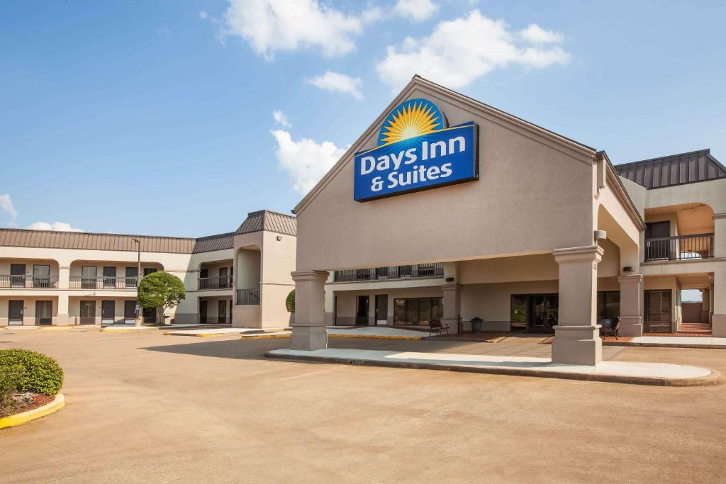 Days Inn & Suites by Wyndham Tyler Main image 1